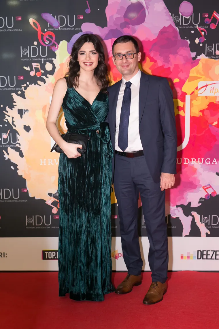 TONY, ROZGA, MIA, ZSA ZSA I KEDŽO SLAVILI: Jelena se presvlačila tri puta u istoj večeri, evo u čemu se sve pojavila
