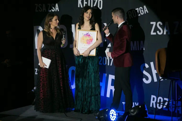TONY, ROZGA, MIA, ZSA ZSA I KEDŽO SLAVILI: Jelena se presvlačila tri puta u istoj večeri, evo u čemu se sve pojavila