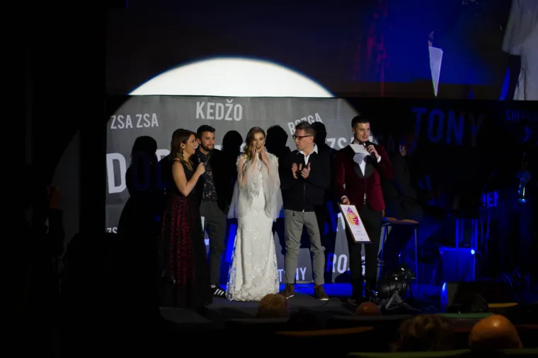 TONY, ROZGA, MIA, ZSA ZSA I KEDŽO SLAVILI: Jelena se presvlačila tri puta u istoj večeri, evo u čemu se sve pojavila
