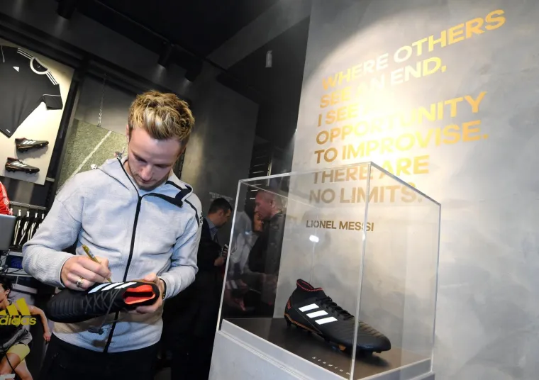 RAKITIĆ POSJETIO ZAGREB: Zvijezda Barcelone družila se s dinamovcima i odu&scaron;evila fanove