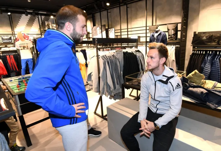 RAKITIĆ POSJETIO ZAGREB: Zvijezda Barcelone družila se s dinamovcima i odu&scaron;evila fanove