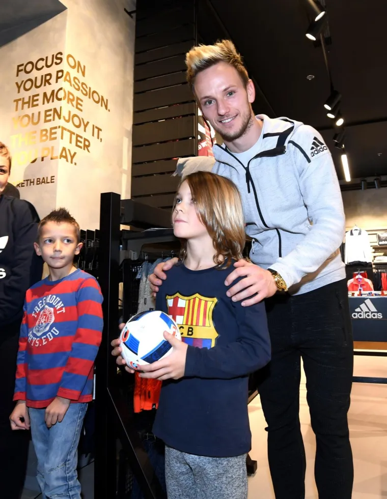 RAKITIĆ POSJETIO ZAGREB: Zvijezda Barcelone družila se s dinamovcima i odu&scaron;evila fanove