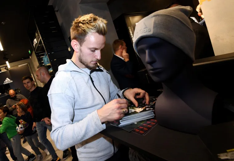 RAKITIĆ POSJETIO ZAGREB: Zvijezda Barcelone družila se s dinamovcima i odu&scaron;evila fanove