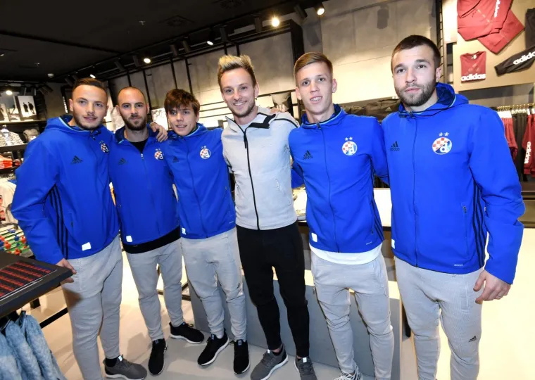 RAKITIĆ POSJETIO ZAGREB: Zvijezda Barcelone družila se s dinamovcima i odu&scaron;evila fanove