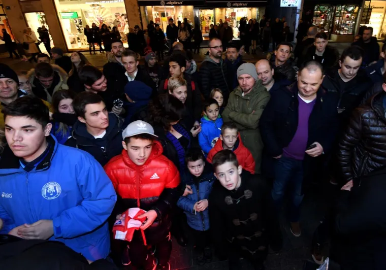 RAKITIĆ POSJETIO ZAGREB: Zvijezda Barcelone družila se s dinamovcima i odu&scaron;evila fanove