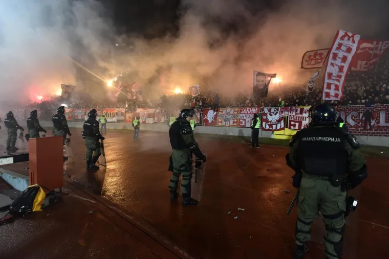 Večiti derbi obilježio je sukob Grobara i Delija u kojem je nekoliko navijača i teže ozlijeđeno