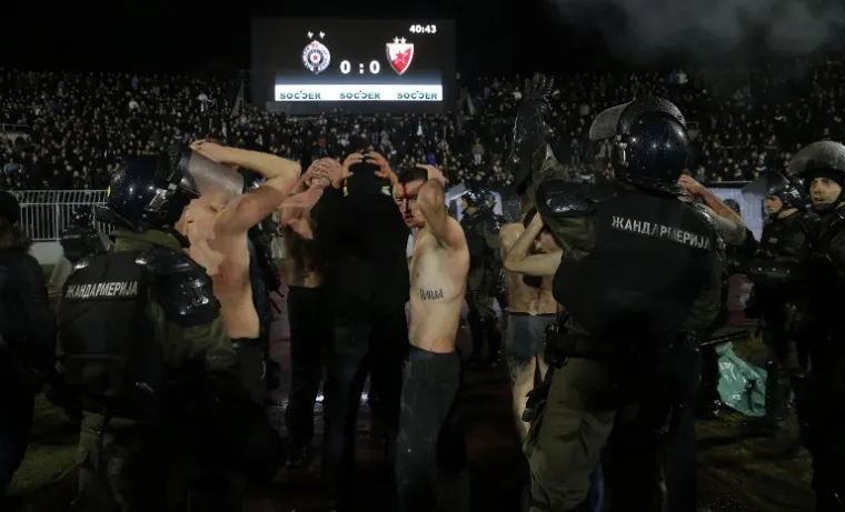 VELIKI SUKOB DELIJA I GROBARA: Večiti derbi obilježio je krvavi sukob dvaju navijačkih skupina