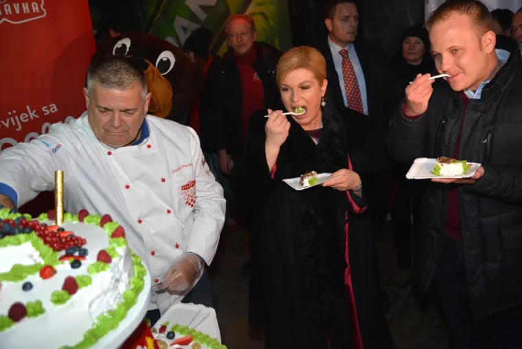Predsjednica Grabar-Kitarović otvorila Koprivničku bajku i ku&scaron;ala tortu