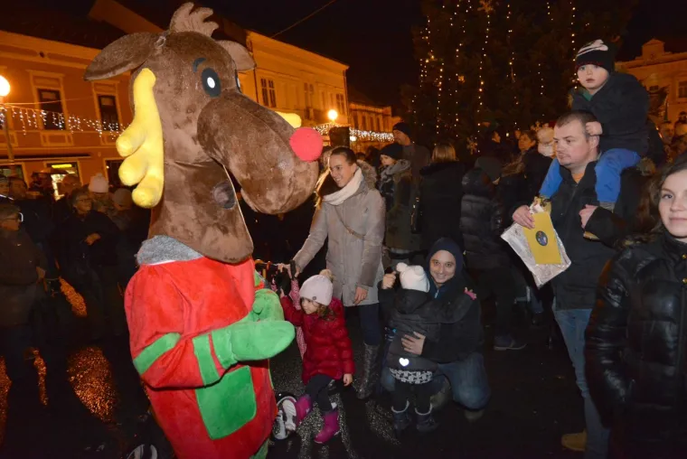Predsjednica Grabar-Kitarović otvorila Koprivničku bajku i ku&scaron;ala tortu