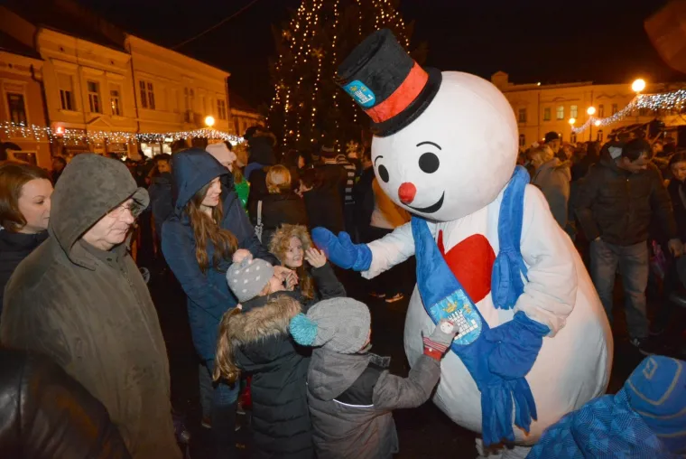 Predsjednica Grabar-Kitarović otvorila Koprivničku bajku i ku&scaron;ala tortu