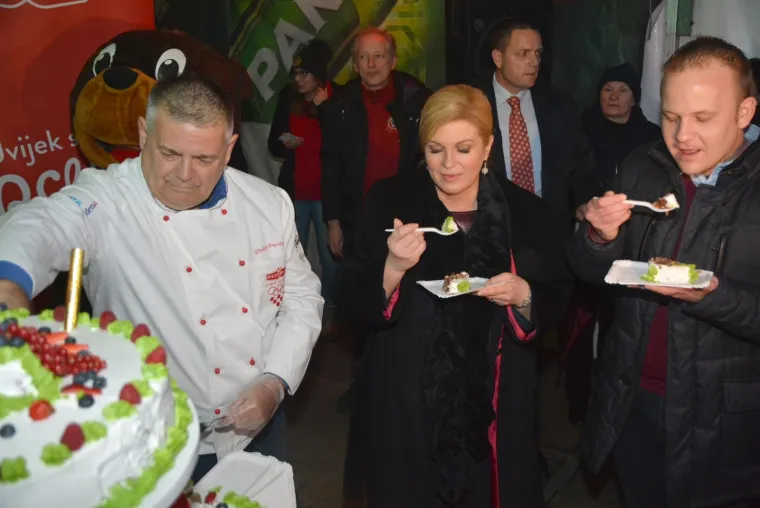 Predsjednica Grabar-Kitarović otvorila Koprivničku bajku i ku&scaron;ala tortu