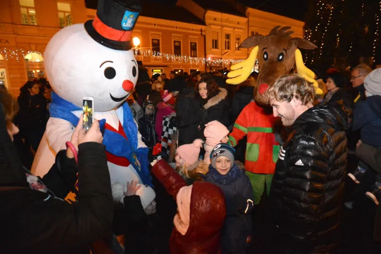 Predsjednica Grabar-Kitarović otvorila Koprivničku bajku i ku&scaron;ala tortu