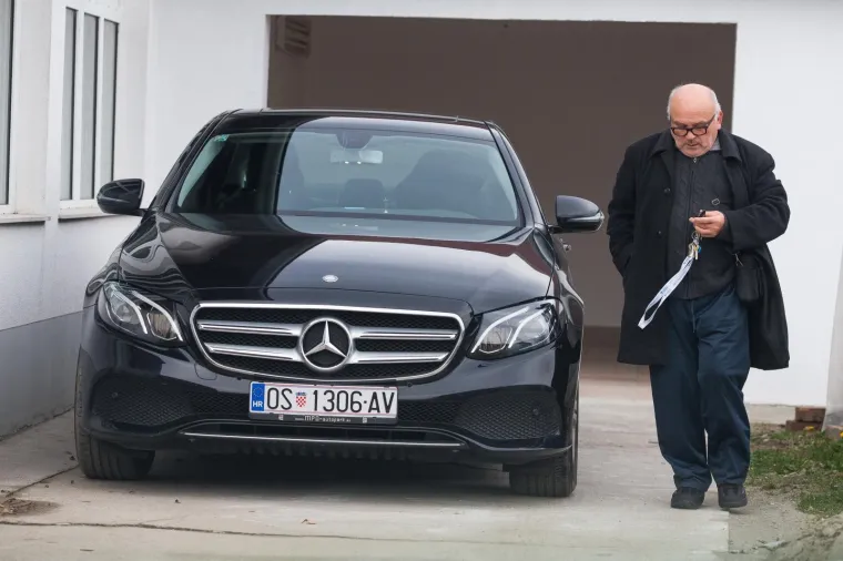On u tome ne vidi ni&scaron;ta sporno: prozvani župnik spremno pozira u svom skupocjenom Mercedesu