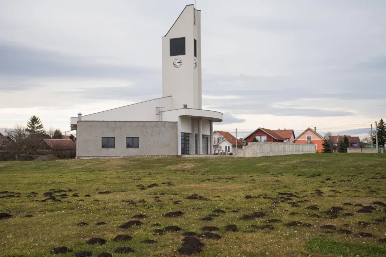 On u tome ne vidi ni&scaron;ta sporno: prozvani župnik spremno pozira u svom skupocjenom Mercedesu