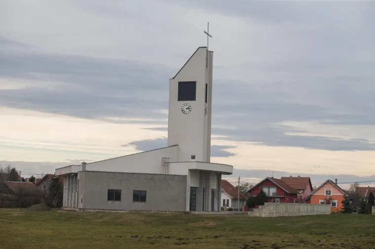 On u tome ne vidi ni&scaron;ta sporno: prozvani župnik spremno pozira u svom skupocjenom Mercedesu