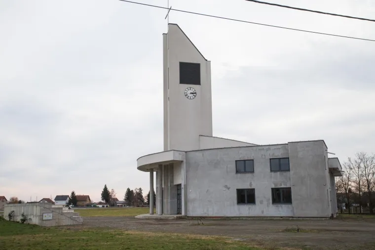 On u tome ne vidi ni&scaron;ta sporno: prozvani župnik spremno pozira u svom skupocjenom Mercedesu