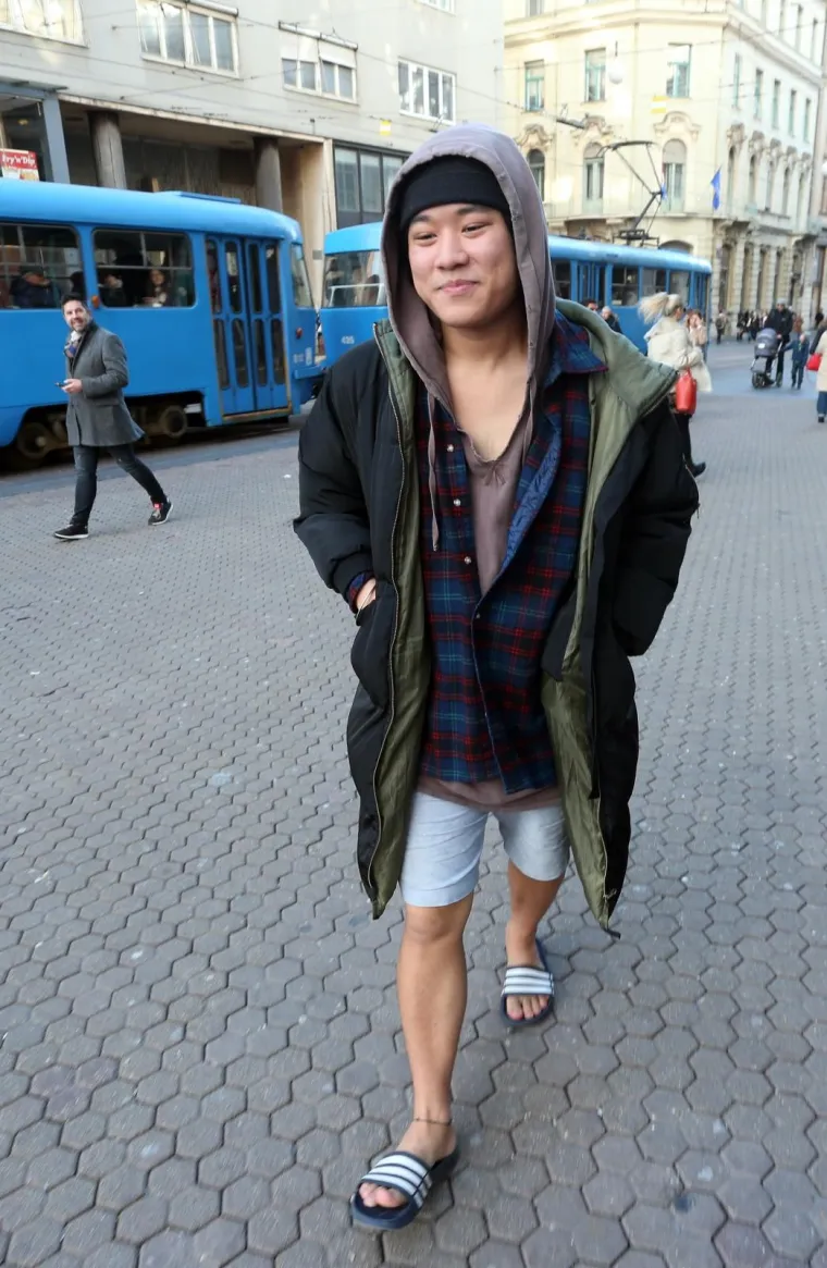 Jedan odvažni turist privlačio je danas poglede znatiželjnika na zagrebačkom Adventu. Naime, mu&scaron;karac je centrom Zagreba pro&scaron;etao samo u kratkim hlačama i natikačama, dok je gornji dio tijela ipak za&scaron;titio debelom jaknom.