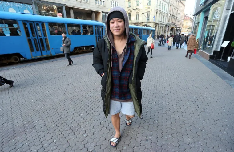 SVE OČI BILE SU UPRTE U NJEGA: Turist na zagrebačkom Adventu plijenio pažnju neobičnom kombinacijom