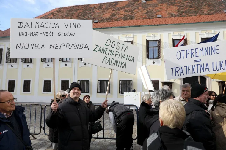 RADNICI DALMACIJAVINA PROSVJEDOVALI ISPRED VLADE: 'Lako je uzeti, teško vratiti', 'Dosta zanemarivanju radnika'