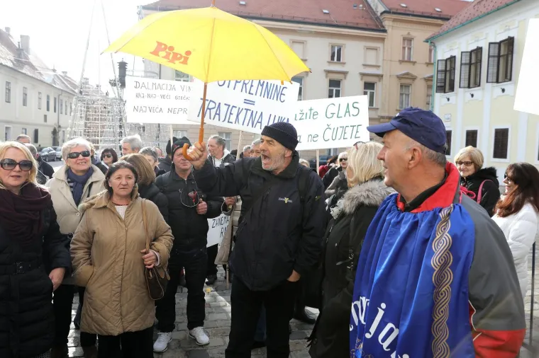 RADNICI DALMACIJAVINA PROSVJEDOVALI ISPRED VLADE: 'Lako je uzeti, teško vratiti', 'Dosta zanemarivanju radnika'