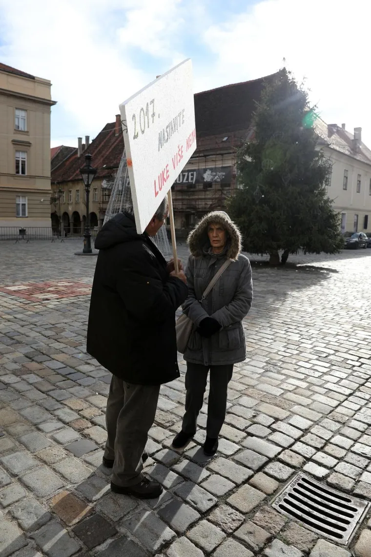 RADNICI DALMACIJAVINA PROSVJEDOVALI ISPRED VLADE: 'Lako je uzeti, teško vratiti', 'Dosta zanemarivanju radnika'