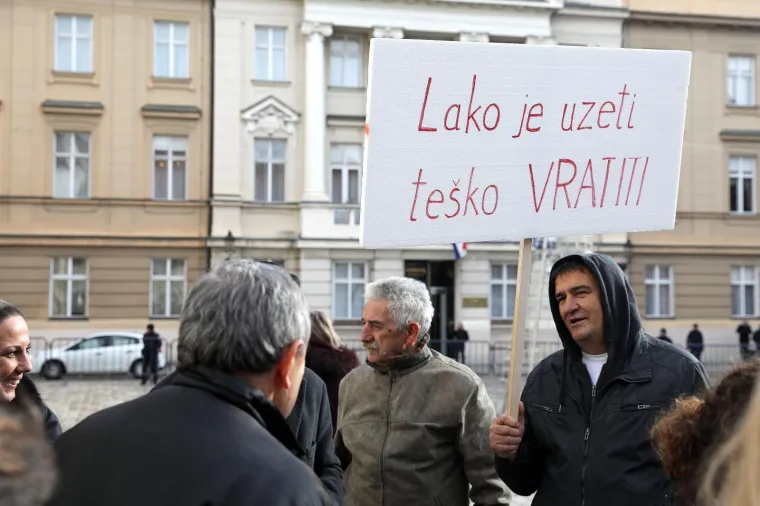 RADNICI DALMACIJAVINA PROSVJEDOVALI ISPRED VLADE: 'Lako je uzeti, teško vratiti', 'Dosta zanemarivanju radnika'