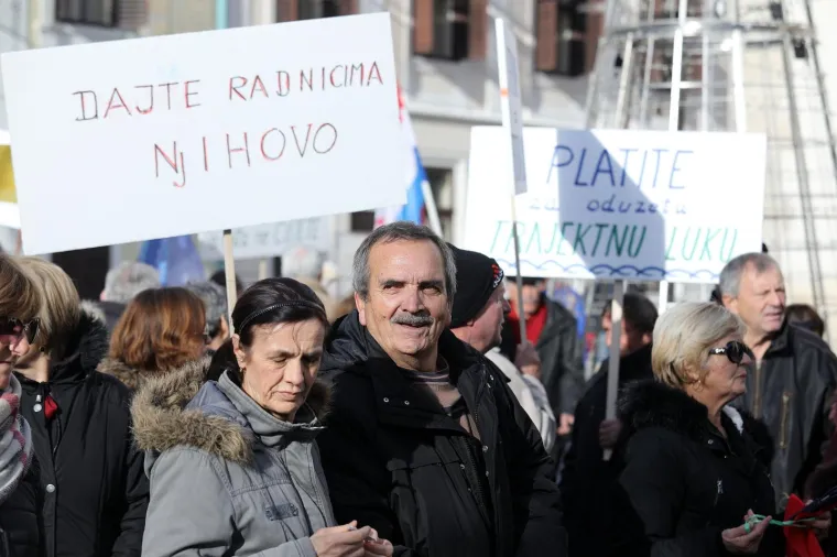 RADNICI DALMACIJAVINA PROSVJEDOVALI ISPRED VLADE: 'Lako je uzeti, teško vratiti', 'Dosta zanemarivanju radnika'