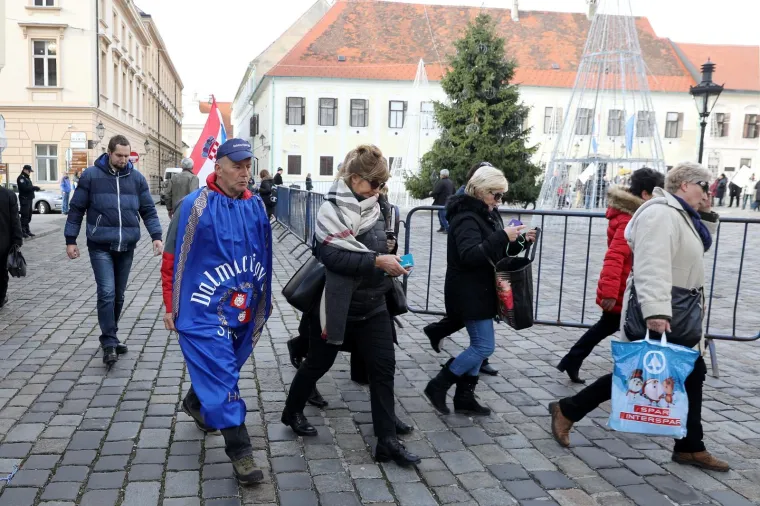 RADNICI DALMACIJAVINA PROSVJEDOVALI ISPRED VLADE: 'Lako je uzeti, te&scaron;ko vratiti', 'Dosta zanemarivanju radnika'