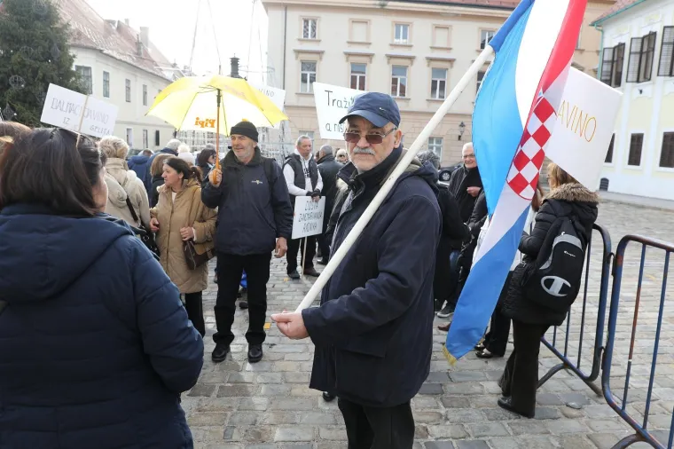 RADNICI DALMACIJAVINA PROSVJEDOVALI ISPRED VLADE: 'Lako je uzeti, te&scaron;ko vratiti', 'Dosta zanemarivanju radnika'