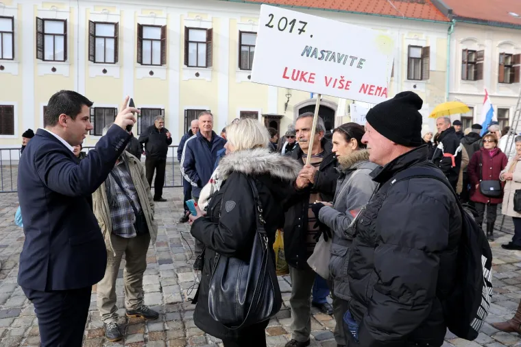 RADNICI DALMACIJAVINA PROSVJEDOVALI ISPRED VLADE: 'Lako je uzeti, te&scaron;ko vratiti', 'Dosta zanemarivanju radnika'