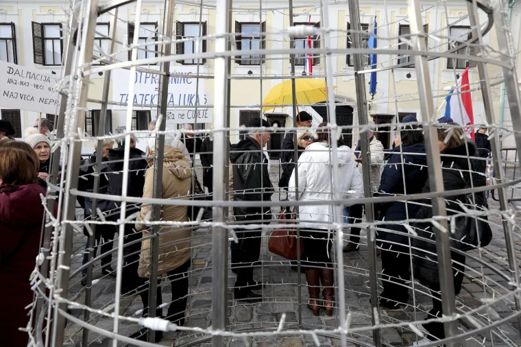 RADNICI DALMACIJAVINA PROSVJEDOVALI ISPRED VLADE: 'Lako je uzeti, te&scaron;ko vratiti', 'Dosta zanemarivanju radnika'