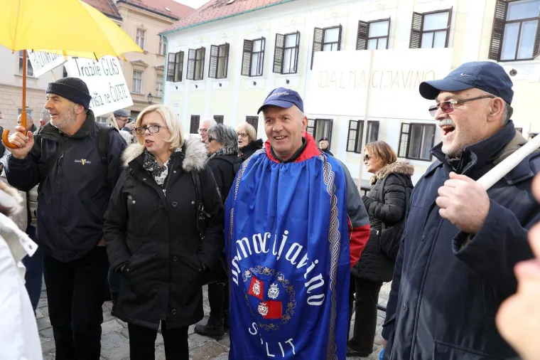 RADNICI DALMACIJAVINA PROSVJEDOVALI ISPRED VLADE: 'Lako je uzeti, te&scaron;ko vratiti', 'Dosta zanemarivanju radnika'