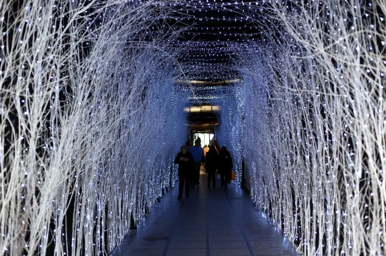 BAJKA U ZAGREBAČKOM MARIĆEVU PROLAZU: Novitet sa crnim zavjesama i bijelim granama prolaznike ostavlja bez daha