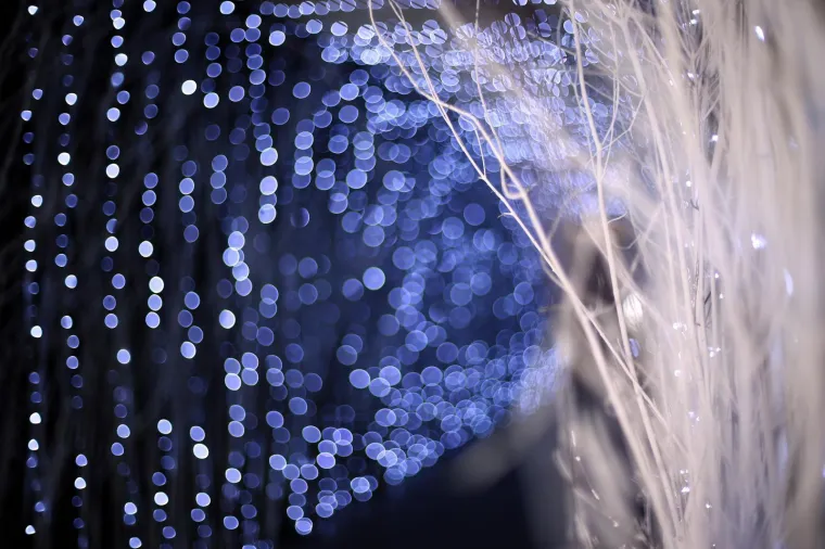 BAJKA U ZAGREBAČKOM MARIĆEVU PROLAZU: Novitet sa crnim zavjesama i bijelim granama prolaznike ostavlja bez daha