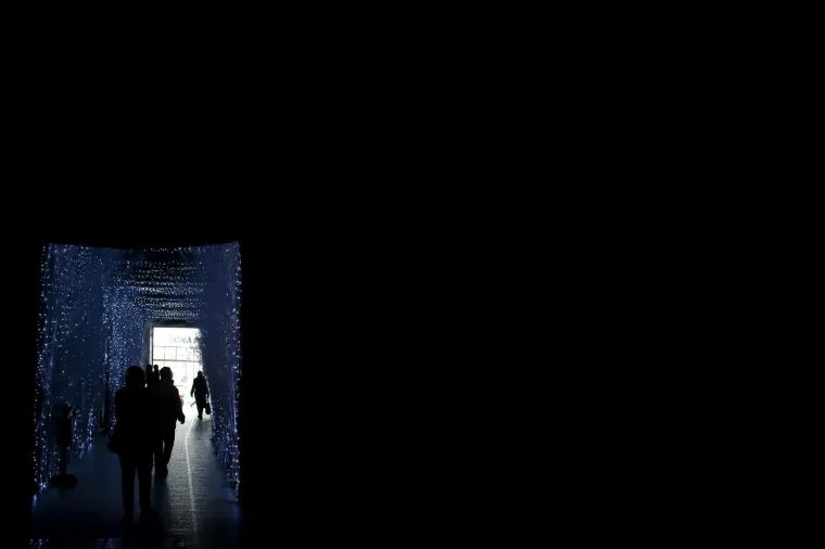 BAJKA U ZAGREBAČKOM MARIĆEVU PROLAZU: Novitet sa crnim zavjesama i bijelim granama prolaznike ostavlja bez daha