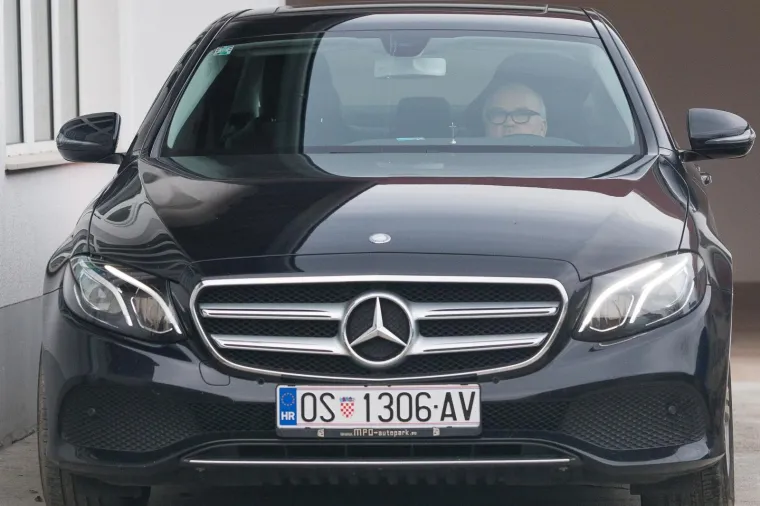 Ovo je svećenik iz Slavonije koji je kupio Mercedesa