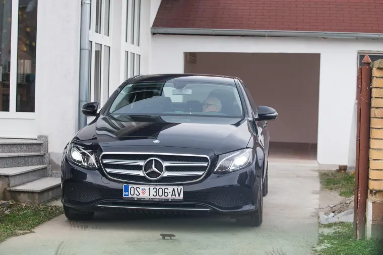 Ovo je svećenik iz Slavonije koji je kupio Mercedesa