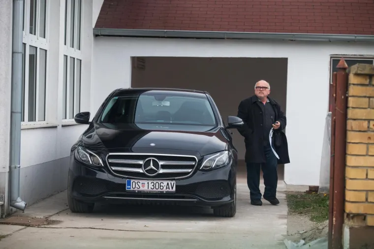 Ovo je svećenik iz Slavonije koji je kupio Mercedesa