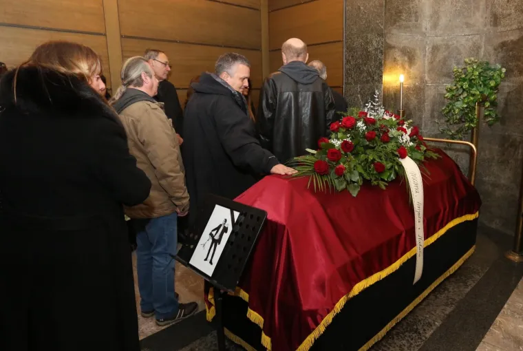 TUŽAN DAN ZA HRVATSKU GLAZBU: Obitelj i prijatelji se na Mirogoju oprostili od legendarnog Tigrana Kalebote