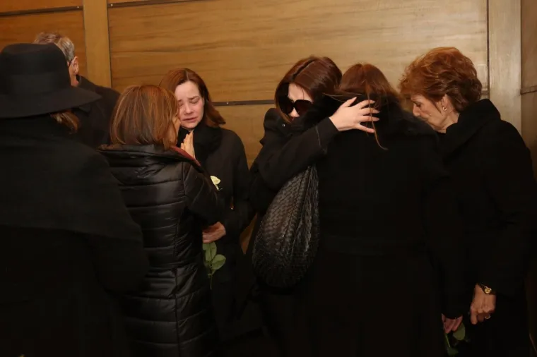 TUŽAN DAN ZA HRVATSKU GLAZBU: Obitelj i prijatelji se na Mirogoju oprostili od legendarnog Tigrana Kalebote