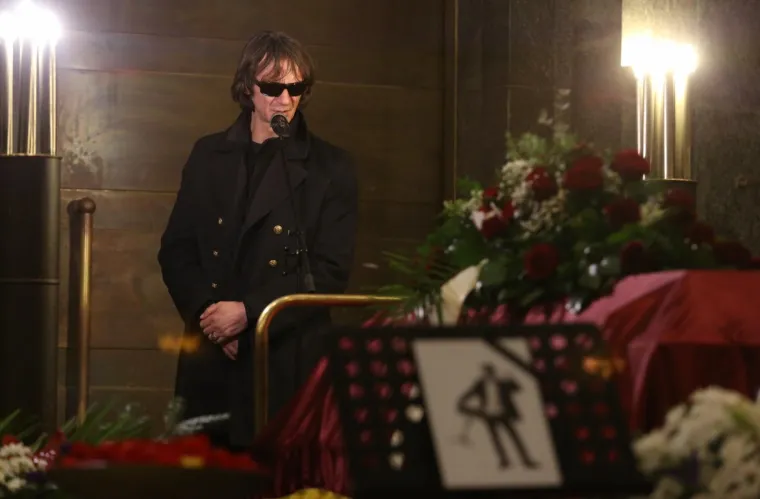 TUŽAN DAN ZA HRVATSKU GLAZBU: Obitelj i prijatelji se na Mirogoju oprostili od legendarnog Tigrana Kalebote