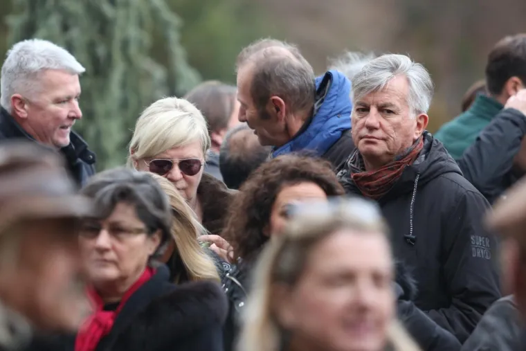 TUŽAN DAN ZA HRVATSKU GLAZBU: Obitelj i prijatelji se na Mirogoju oprostili od legendarnog Tigrana Kalebote