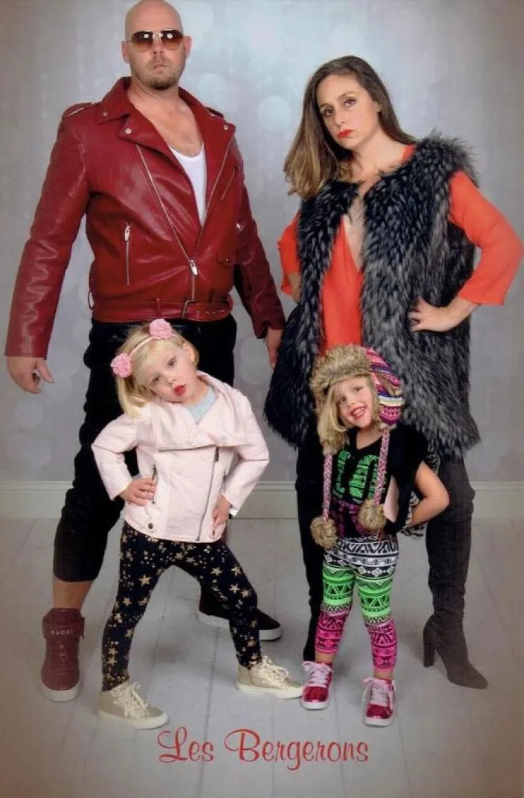 Obitelj radi neugodne božićne čestitke - ali se nećete moći prestati smijati