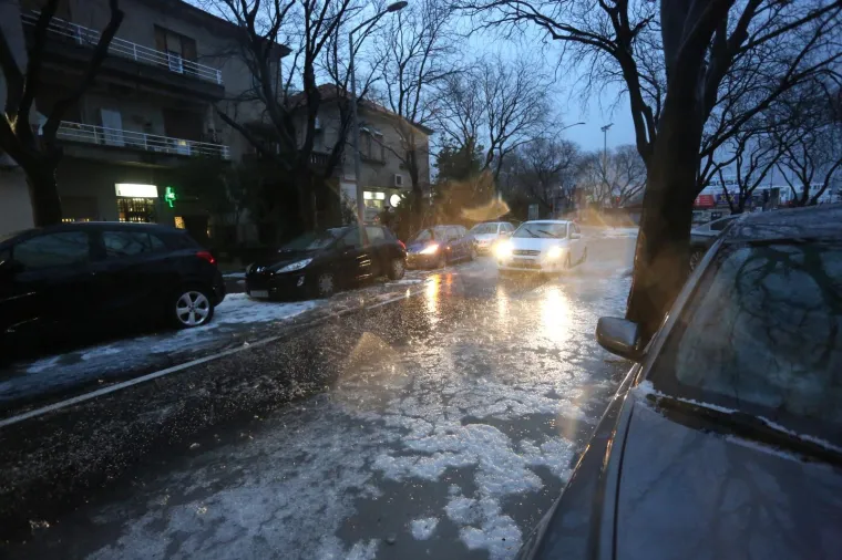 U Rijeci grmljavinsko nevrijeme praćeno susnježicom prouzročilo manje zastoje u prometu
