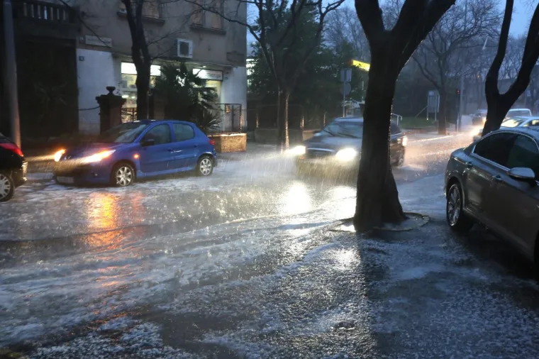 U Rijeci grmljavinsko nevrijeme praćeno susnježicom prouzročilo manje zastoje u prometu