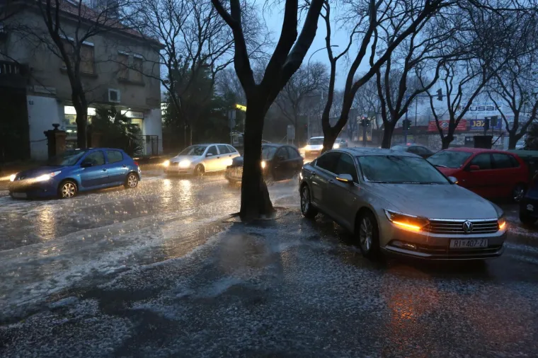 U Rijeci grmljavinsko nevrijeme praćeno susnježicom prouzročilo manje zastoje u prometu