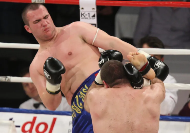 Dvojica od &scaron;estorice privedenih Hrvata, koji su sudjelovali u masovnom huliganskom obračunu tijekom derbija u Beogradu, su kick boksač DAmir Tovarović i MMA borac Jakov Podrug.