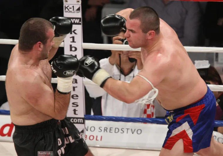 Dvojica od &scaron;estorice privedenih Hrvata, koji su sudjelovali u masovnom huliganskom obračunu tijekom derbija u Beogradu, su kick boksač DAmir Tovarović i MMA borac Jakov Podrug.