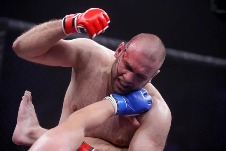 Dvojica od &scaron;estorice privedenih Hrvata, koji su sudjelovali u masovnom huliganskom obračunu tijekom derbija u Beogradu, su kick boksač DAmir Tovarović i MMA borac Jakov Podrug.