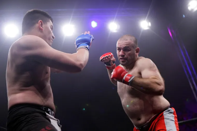 Dvojica od &scaron;estorice privedenih Hrvata, koji su sudjelovali u masovnom huliganskom obračunu tijekom derbija u Beogradu, su kick boksač DAmir Tovarović i MMA borac Jakov Podrug.